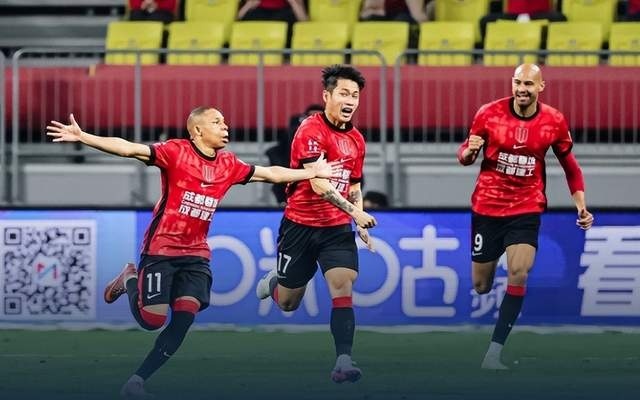 深圳vs成都蓉城视频直播，我在客厅沙发上，差点把遥控器扔进啤酒杯里